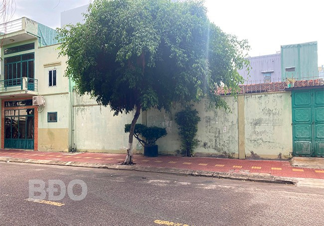 Đoạn đường Nguyễn Thị Minh Khai cạnh nhà ông T. khá thông thoáng nhưng không ai dám đậu xe. Ảnh: Đ.M Đoạn đường Nguyễn Thị Minh Khai cạnh nhà ông T. khá thông thoáng nhưng không ai dám đậu xe. Ảnh: Đ.M