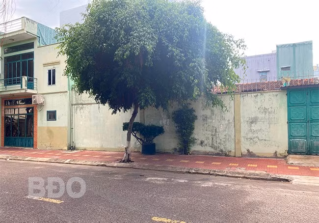 Đoạn đường Nguyễn Thị Minh Khai cạnh nhà ông T. khá thông thoáng nhưng không ai dám đậu xe. Ảnh: Đ.M