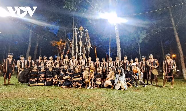 "Cồng chiêng cuối tuần" diễn ra trong không gian xanh. Ảnh: Nguyễn Thảo.