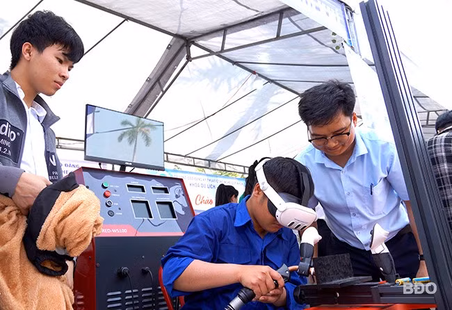 Sinh viên Trường CĐ Kỹ thuật công nghệ Quy Nhơn trải nghiệm máy hàn ảo - công nghệ hiện đại, tiên tiến của bộ môn Hàn. Ảnh: N.M