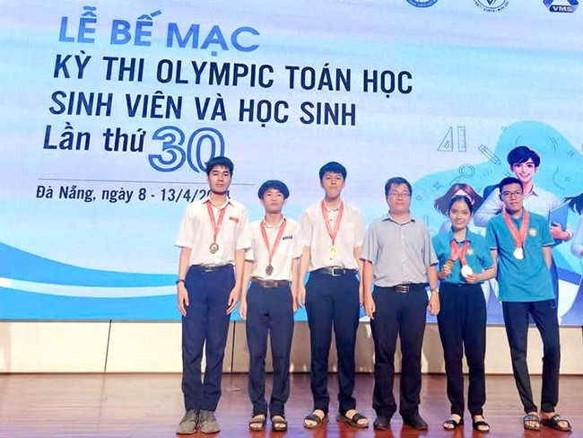 Phạm Lê Thiên Triệu (thứ 2 từ trái sang) tại kỳ thi Olympic Toán học học sinh và sinh viên lần thứ 30. Ảnh: NVCC