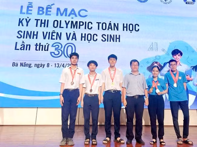 Phạm Lê Thiên Triệu (thứ 2 từ trái sang) tại kỳ thi Olympic Toán học học sinh và sinh viên lần thứ 30. Ảnh: NVCC