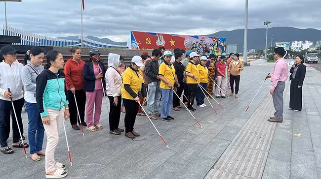 Thực hành các kỹ năng sử dụng gậy định hướng. Ảnh: D.L