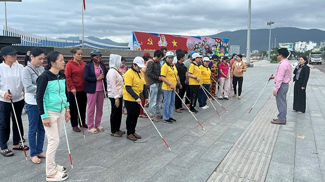 Thực hành các kỹ năng sử dụng gậy định hướng. Ảnh: D.L Thực hành các kỹ năng sử dụng gậy định hướng. Ảnh: D.L