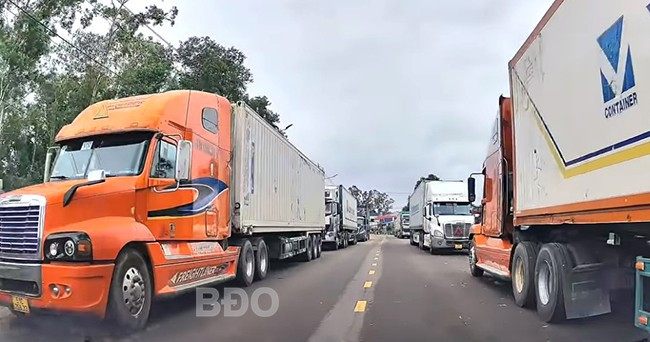 Xe tải đậu dày đặc trên đường Lê Lợi, thị trấn Phù Mỹ. Ảnh: VĂN LƯU Xe tải đậu dày đặc trên đường Lê Lợi, thị trấn Phù Mỹ. Ảnh: VĂN LƯU