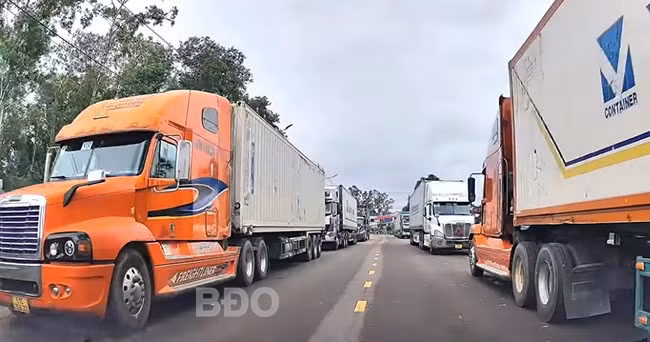 Xe tải đậu dày đặc trên đường Lê Lợi, thị trấn Phù Mỹ. Ảnh: VĂN LƯU