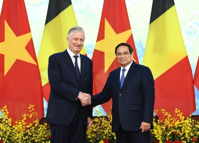Thủ tướng Phạm Minh Chính và Nhà vua Bỉ chụp ảnh chung trước cuộc hội kiến. (Ảnh: Như Ý)