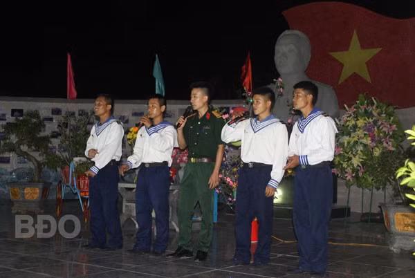 Cán bộ, chiến sĩ đảo Sơn Ca biểu diễn trong đêm giao lưu văn nghệ.