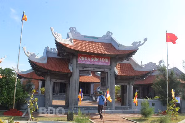 Chùa Sơn Linh trên đảo Sơn Ca.