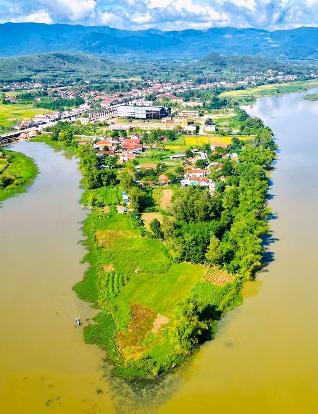 Nhiều làng mạc trù phú, đông vui đã hình thành trên những bãi bồi màu mỡ ven sông Côn. - Trong ảnh: Sông Côn đoạn chảy qua xã Tây Giang huyện Tây Sơn. Ảnh: NGUYỄN MINH THỌ Nhiều làng mạc trù phú, đông vui đã hình thành trên những bãi bồi màu mỡ ven sông Côn. - Trong ảnh: Sông Côn đoạn chảy qua xã Tây Giang huyện Tây Sơn. Ảnh: NGUYỄN MINH THỌ