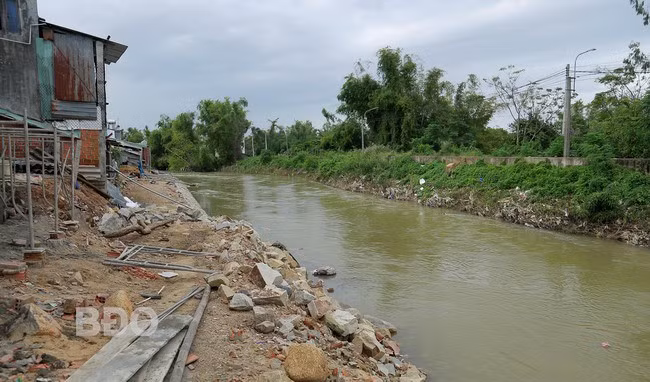 Công trình gia cố đê sông Gò Chàm (đoạn thượng, hạ lưu cầu Phú Đa) tại xã Phước Hưng xảy ra vi phạm lấn chiếm lòng sông. Ảnh: H.P
