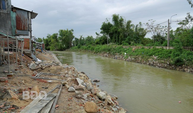 Công trình gia cố đê sông Gò Chàm (đoạn thượng, hạ lưu cầu Phú Đa) tại xã Phước Hưng xảy ra vi phạm lấn chiếm lòng sông. Ảnh: H.P