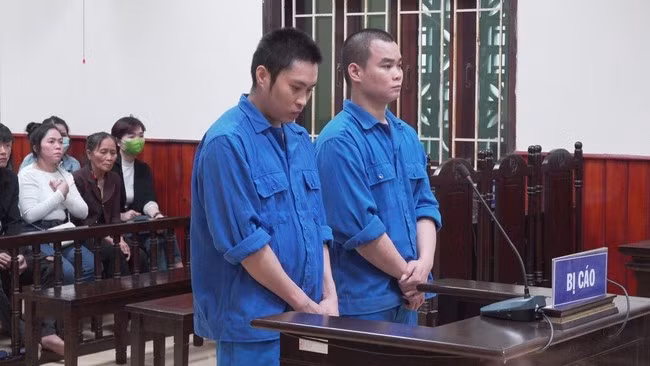 Hoài (bên trái) cùng Linh tại phiên tòa.