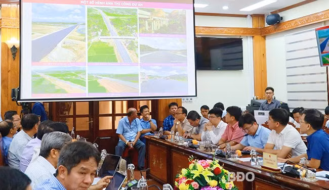 Các nhà thầu báo cáo tiến độ bằng hình ảnh cụ thể. Ảnh: HẢI YẾN Các nhà thầu báo cáo tiến độ bằng hình ảnh cụ thể. Ảnh: HẢI YẾN