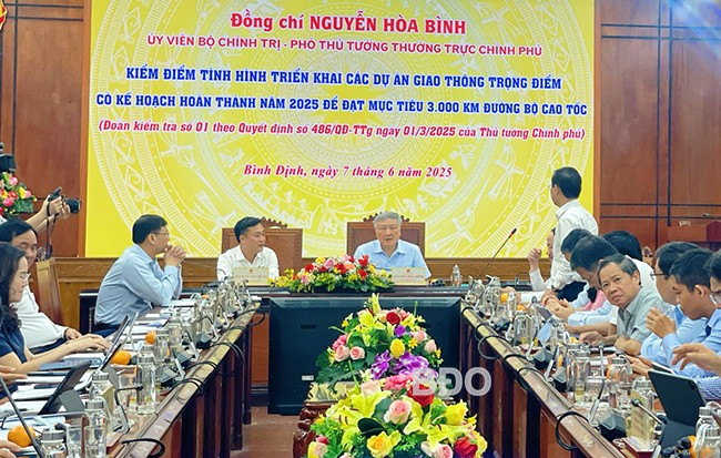 Phó Chủ tịch UBND tỉnh Bình Định Nguyễn Tự Công Hoàng báo cáo tiến độ các dự án qua địa bàn tỉnh. Ảnh: HẢI YẾN Phó Chủ tịch UBND tỉnh Bình Định Nguyễn Tự Công Hoàng báo cáo tiến độ các dự án qua địa bàn tỉnh. Ảnh: HẢI YẾN