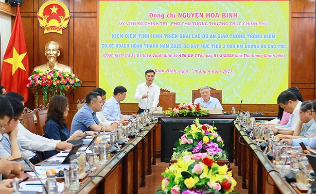 Thứ trưởng Bộ Xây dựng Nguyễn Việt Hùng báo cáo tiến độ thực hiện các dự án. Ảnh: HẢI YẾN Thứ trưởng Bộ Xây dựng Nguyễn Việt Hùng báo cáo tiến độ thực hiện các dự án. Ảnh: HẢI YẾN