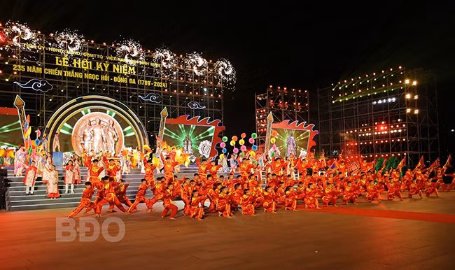 Mở màn chương trình là phần khai từ biểu diễn Trống trận Tây Sơn, múa cờ hội, biểu diễn võ cổ truyền, hát múa Hào khí Tây Sơn.