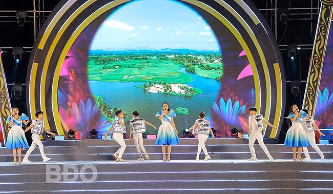 Phần 3 chương trình với những tiết mục hát múa ca ngợi quê hương, sự phát triển của tỉnh nhà.