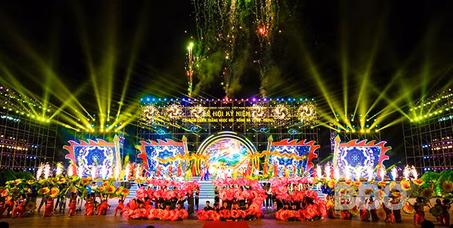 Chương trình kết thúc kèm những màn pháo hoa rực sáng trên bầu trời đất Võ khiến mọi người thích thú.