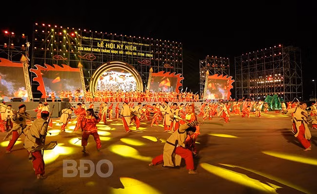 Hoạt cảnh nghĩa quân Tây Sơn tiến vào Thăng Long.