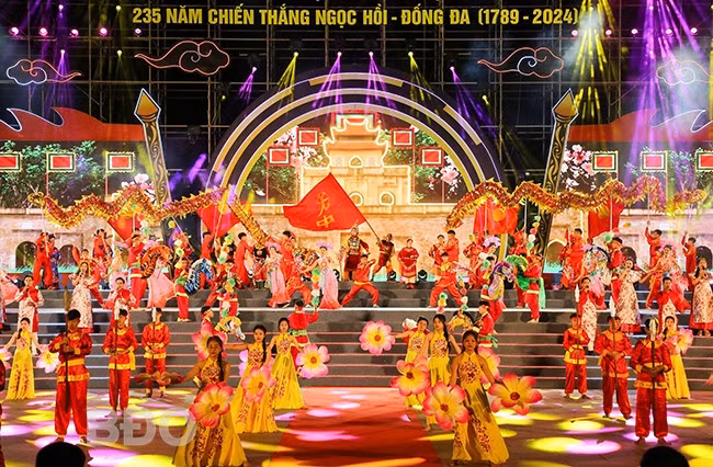 Hoạt cảnh Hoàng đế Quang Trung - Nguyễn Huệ gửi cành đào từ Thăng Long về Phú Xuân cho Công chúa Ngọc Hân báo tin mừng thắng trận trên nền nhạc bài hát Ngày hội hoa đào.