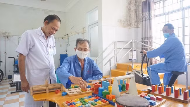 Ông Lê Văn Dũng kiên trì tập luyện theo hướng dẫn của bác sĩ. Ảnh: T. KHUY