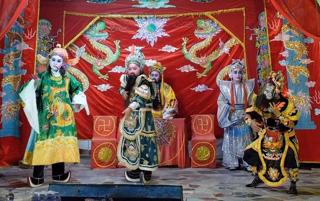 Đoàn tuồng Nhơn Hưng (phường Nhơn Hưng, TX An Nhơn) được mệnh danh là đoàn tuồng 100 tuổi nghề đã được Viện Nghiên cứu bảo tồn và phát huy văn hóa dân tộc (thuộc Liên hiệp các Hội Khoa học và kỹ thuật Việt Nam) tặng bằng khen vì đã có thành tích xuất sắc giữ gìn và phát huy nghệ thuật tuồng truyền thống. - Trong ảnh: Đoàn tuồng Nhơn Hưng biểu diễn tại xã bán đảo Nhơn Lý, TP Quy Nhơn. Ảnh: NGỌC NHUẬN