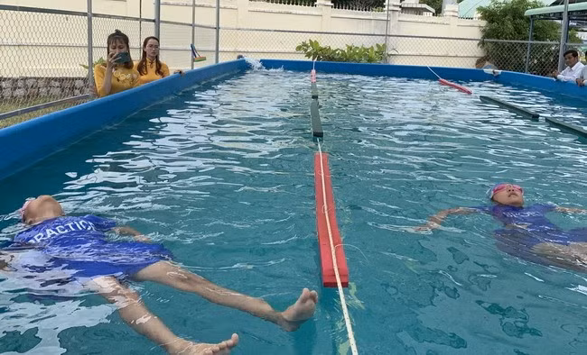 Học sinh TP Quy Nhơn thực hành kỹ thuật thả nổi người trên mặt nước. Ảnh: N.N