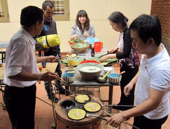Du khách tự xay bột, tráng bánh tráng, bánh ướt, đổ bánh xèo, bánh căn, và cùng thưởng thức.