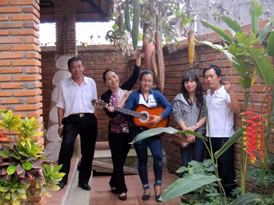 Du khách chụp ảnh lưu niệm tại nhà “Home stay”.