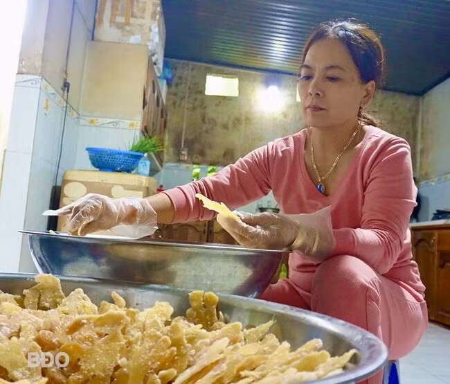 Chị Đức làm mứt gừng. Ảnh: T.K