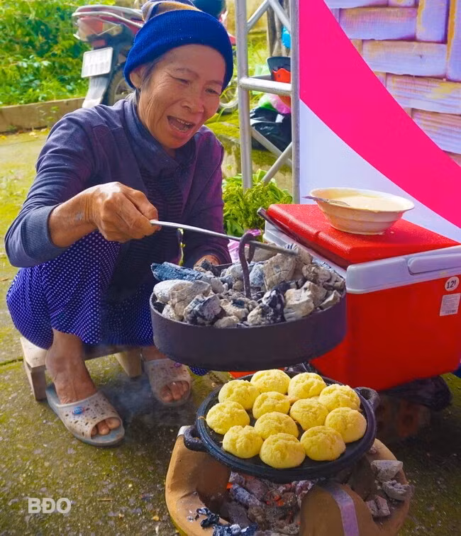 Bà Tài với hơn 40 năm gắn bó với món bánh thuẫn. Ảnh: T.K