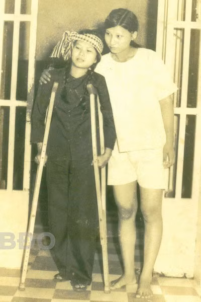 Bà Huỳnh Thị Ngọc (phải) và bạn tù Thiều Thị Tạo ở nhà thương điên Biên Hòa, tháng 9.1974. Bà Huỳnh Thị Ngọc (phải) và bạn tù Thiều Thị Tạo ở nhà thương điên Biên Hòa, tháng 9.1974.