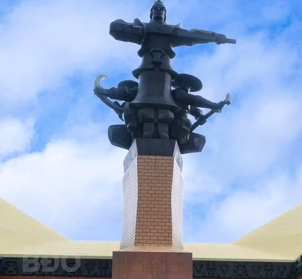 Tượng đài anh hùng dân tộc Nguyễn Huệ tại khu di tích Chiến thắng Rạch Gầm - Xoài Mút (Tiền Giang). Tượng đài anh hùng dân tộc Nguyễn Huệ tại khu di tích Chiến thắng Rạch Gầm - Xoài Mút (Tiền Giang).