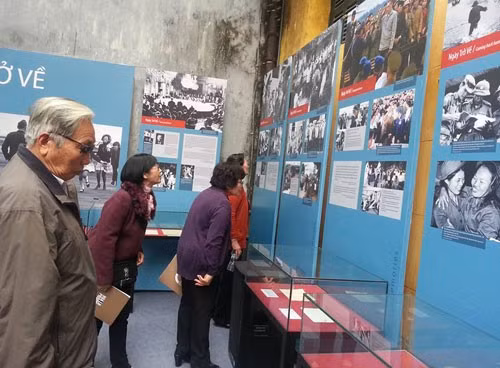 Trưng bày khiến nhiều người xem xúc động khi gợi nhớ lịch sử bảo vệ tổ quốc.