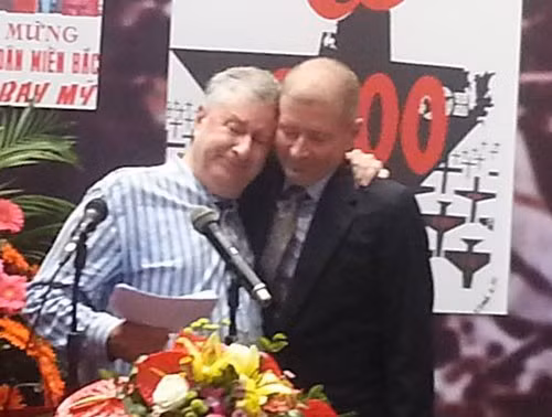 Cựu phi công Mỹ Robert P. Chenoweth (trái) nghẹn ngào khóc khi cùng chia sẻ về những ký ức ở Việt Nam với Trung tá Thomas Eugene Wilber (con trai Đại tá Hải quân Walter Eugene Wilber).