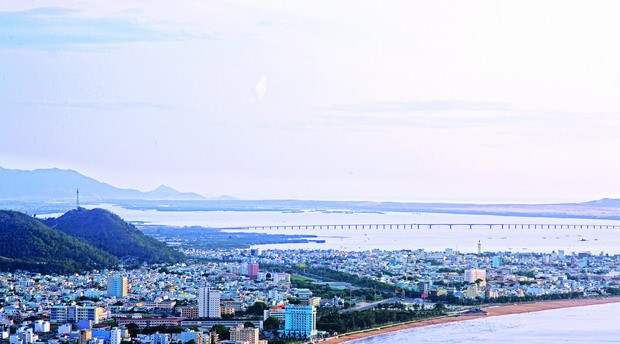 Đầm Thị Nại trong lòng TP Quy Nhơn. Ảnh: LÊ HỒ BẮC