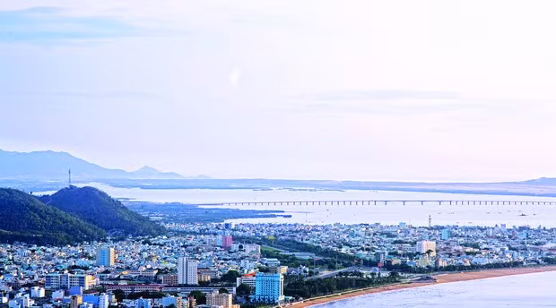 Đầm Thị Nại trong lòng TP Quy Nhơn. Ảnh: LÊ HỒ BẮC