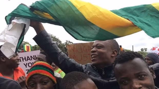 Người dân Zimbabwe xuống đường kêu gọi Tổng thống Robert Mugabe từ chức.