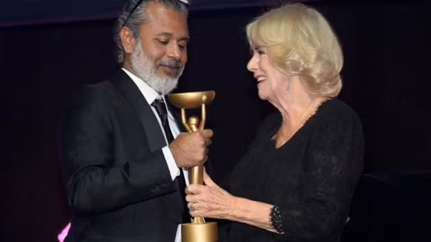 Hoàng hậu Camilla của Anh trao tặng giải thưởng cho nhà văn Shehan Karunatilaka tại Lễ trao giải Booker Prize for Fiction 2022, ở London, Anh, ngày 17.10. (Nguồn: Reuters)