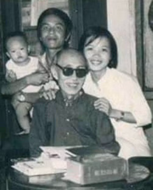 Gia đình tác giả với thi sĩ Quách Tấn.