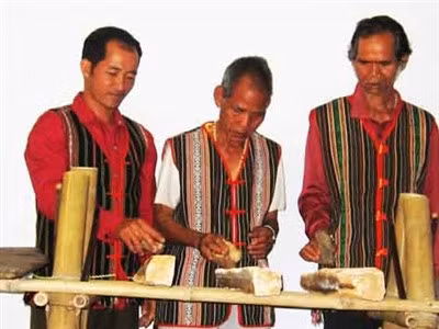 Nghệ nhân Bu Bir hòa tấu đàn đá.