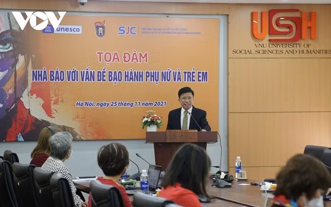 GS.TS Hoàng Anh Tuấn, Hiệu trưởng trường Đại học Khoa học xã hội và Nhân văn, Đại học Quốc gia Hà Nội phát biểu khai mạc.