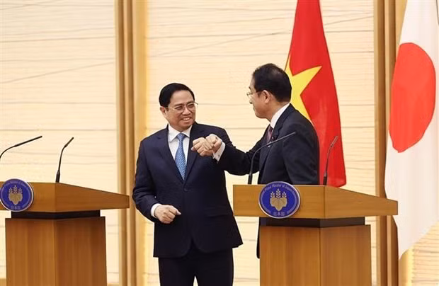 Thủ tướng Phạm Minh Chính và Thủ tướng Nhật Bản Kishida Fumio tại cuộc gặp gỡ báo chí ở Tokyo, tối 24.11.2021 (giờ địa phương). (Ảnh: Dương Giang/TTXVN)