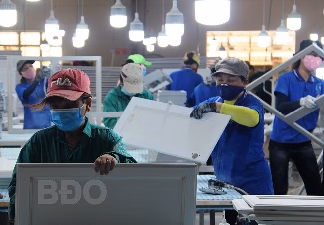 Người lao động của một DN ở CCN Hoài Tân (TX Hoài Nhơn) chấp hành quy định đeo khẩu trang suốt thời gian làm việc. Ảnh: N.V.T Người lao động của một DN ở CCN Hoài Tân (TX Hoài Nhơn) chấp hành quy định đeo khẩu trang suốt thời gian làm việc. Ảnh: N.V.T