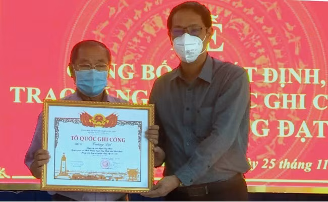 Trao Bằng Tổ quốc ghi công cho thân nhân liệt sĩ Trương Đạt.