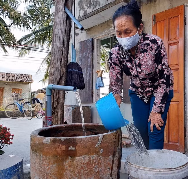 Bà Nguyễn Thị Chính (ở thôn An Xuyên 1, xã Mỹ Chánh) phấn khởi với nguồn nước sạch. Ảnh: T.T Bà Nguyễn Thị Chính (ở thôn An Xuyên 1, xã Mỹ Chánh) phấn khởi với nguồn nước sạch. Ảnh: T.T