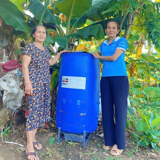Phụ nữ xã Mỹ Thọ (huyện Phù Mỹ) đến từng hộ dân để hướng dẫn cách thức ủ phân từ rác hữu cơ. Ảnh: Hội LHPN huyện Phù Mỹ