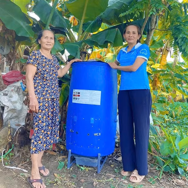 Phụ nữ xã Mỹ Thọ (huyện Phù Mỹ) đến từng hộ dân để hướng dẫn cách thức ủ phân từ rác hữu cơ. Ảnh: Hội LHPN huyện Phù Mỹ