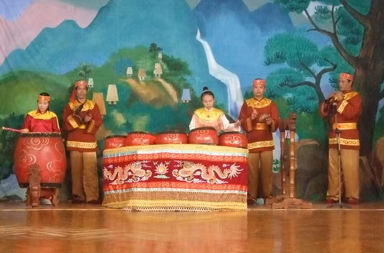 Biểu diễn trống trận Tây Sơn tại Bảo tàng Quang Trung. Ảnh: VĂN LƯU Biểu diễn trống trận Tây Sơn tại Bảo tàng Quang Trung. Ảnh: VĂN LƯU